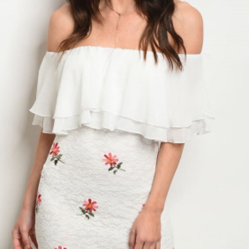 HOT SALES ❗️Ivory Off the Shoulder Lace  Gown - Picture 4 of 5